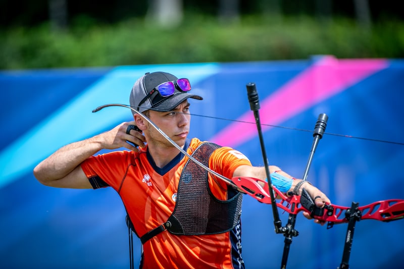 Steve Wiljer, an olympic silver medalist, using the Vekter compound bow stabilizer